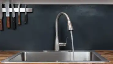 Kitchen sink with running water with a single-handle faucet.