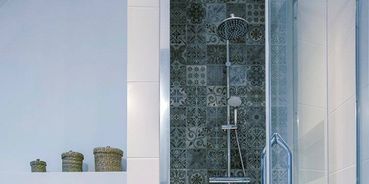 https://www.mrrooter.com/us/en-us/mr-rooter/_assets/expert-tips/images/mrr-blog-us-blue-tiled-shower1.webp